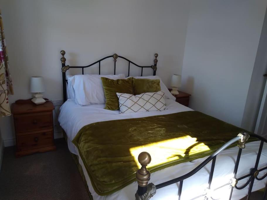 Staycation 3-Bedroom Home With Panoramic Views Free Off Road Parking Endon Exterior foto