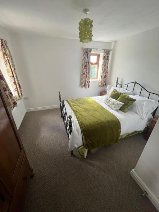 Staycation 3-Bedroom Home With Panoramic Views Free Off Road Parking Endon Exterior foto