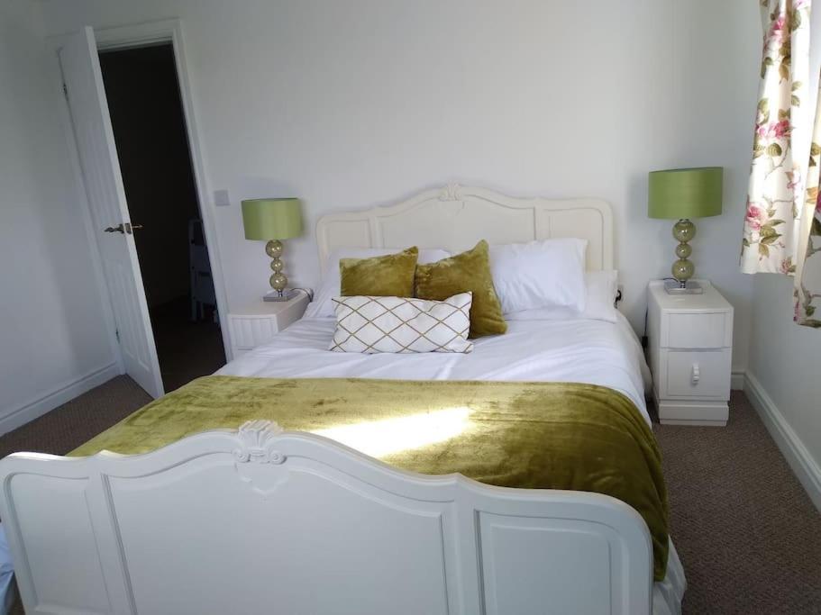 Staycation 3-Bedroom Home With Panoramic Views Free Off Road Parking Endon Exterior foto