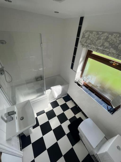 Staycation 3-Bedroom Home With Panoramic Views Free Off Road Parking Endon Exterior foto