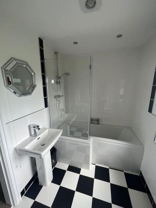 Staycation 3-Bedroom Home With Panoramic Views Free Off Road Parking Endon Exterior foto